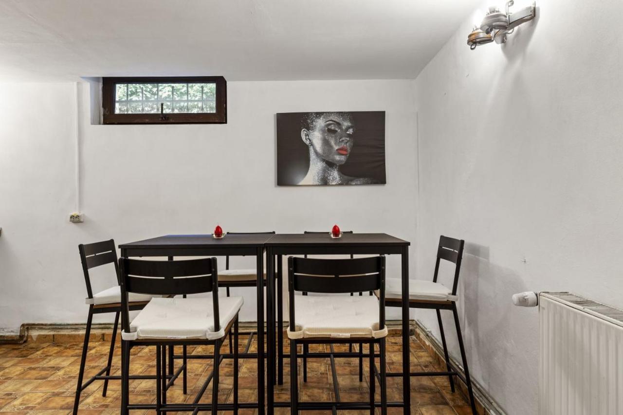 Friends Hostel Bucharest Luaran gambar