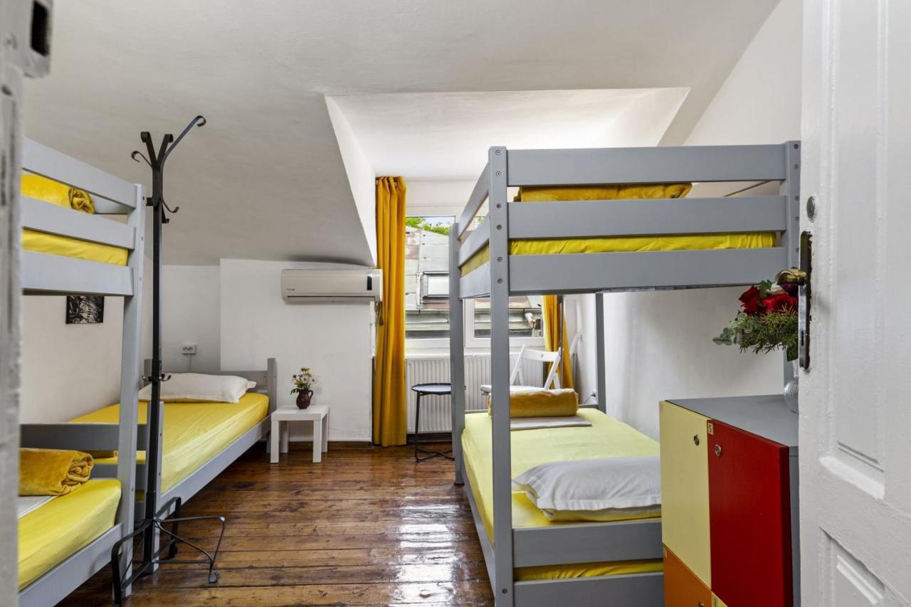 Friends Hostel Bucharest Luaran gambar