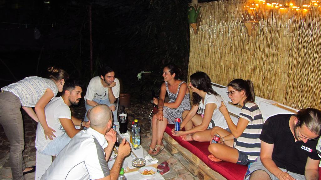 Friends Hostel Bucharest Luaran gambar